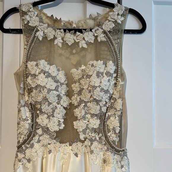 Stunning cream/satin dress - Picture 2 of 6